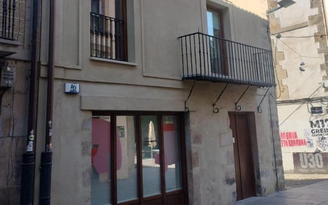 Emakumion Etxia está ubicada en el número 13 de Kale Zaharra, en un edificio comprado y acondicionado por el Ayuntamiento en los últimos años.