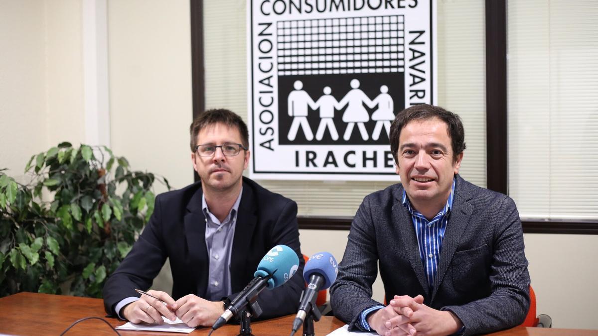 Alberto Lazcoz y Manuel Arizcun, de Consumidores Irache, en la rueda de prensa en la que han desgranado los resultados del estudio.