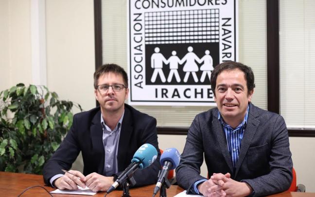 Alberto Lazcoz y Manuel Arizcun, de Consumidores Irache, en la rueda de prensa en la que han desgranado los resultados del estudio.