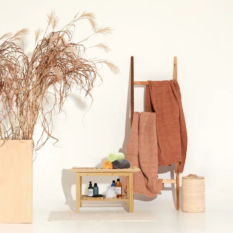 Práctico banco para colocar cosas en el baño.