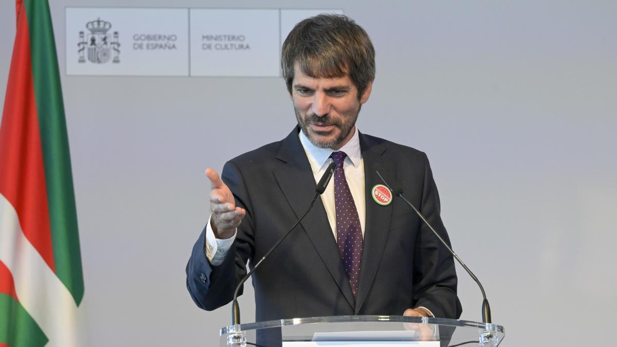 El ministro de Cultura, Ernest Urtasun, durante el acto de entrega del Premio Nacional de Cinematografía en la 73ª edición del Zinemaldia