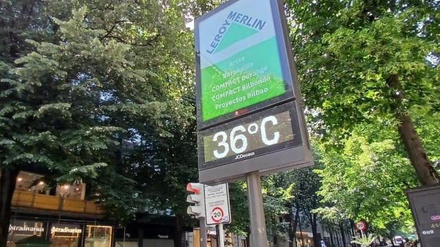 Termómetro que marca 36 grados en la Gran Vía de Bilbao.