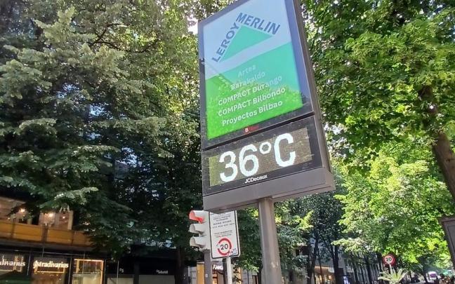 Termómetro que marca 36 grados en la Gran Vía de Bilbao.