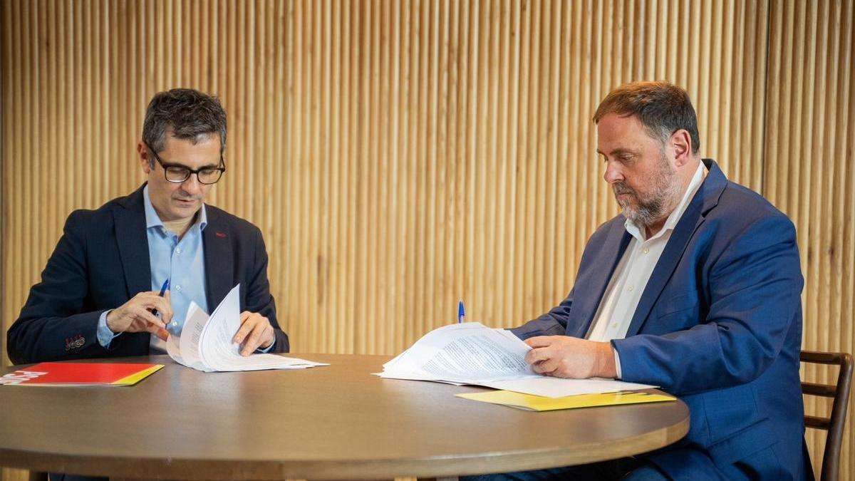 El ministro de Presidencia en funciones, Félix Bolaños, y el líder de ERC, Oriol Junqueras, durante su reunión.