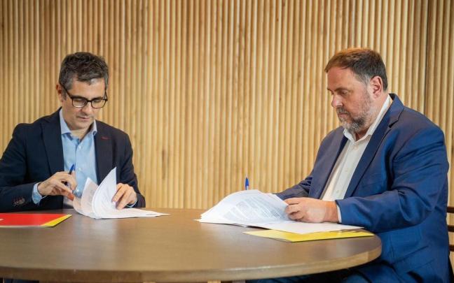 El ministro de Presidencia en funciones, Félix Bolaños, y el líder de ERC, Oriol Junqueras, durante su reunión.