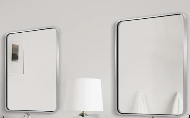 Dos espejos rectangulares dan amplitud al baño.