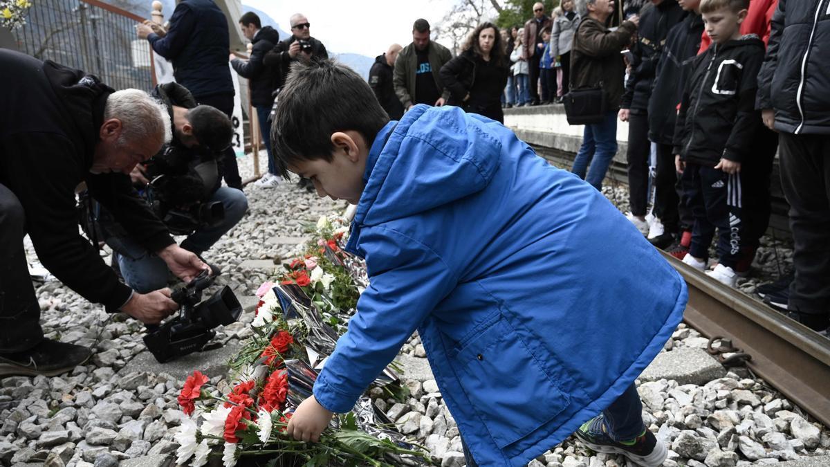 Varias personas recuerdan a los fallecidos en el accidente de tren ocurrido en Grecia.