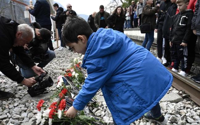 Varias personas recuerdan a los fallecidos en el accidente de tren ocurrido en Grecia. Varias personas recuerdan a los fallecidos en el accidente de tren ocurrido en Grecia.