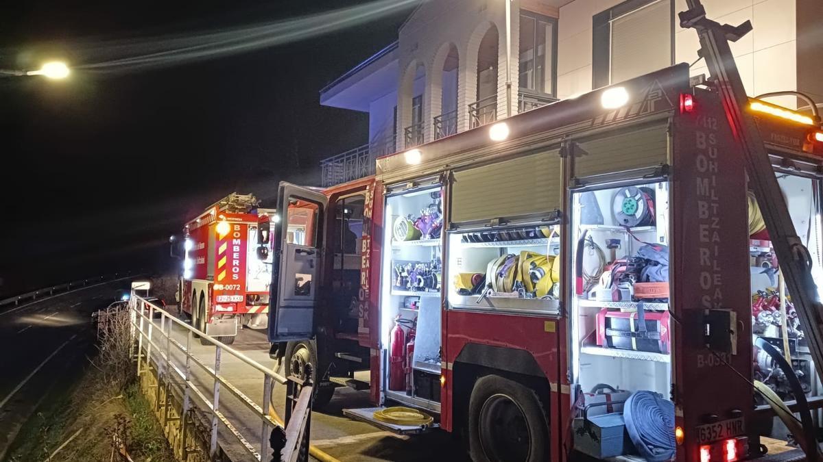 Bomberos de Navarra, en la vivienda de Zudaire afectada por el fuego.