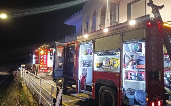 Bomberos de Navarra, en la vivienda de Zudaire afectada por el fuego.