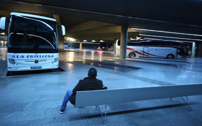 Un hombre espera en la estación de autobuses de Pamplona