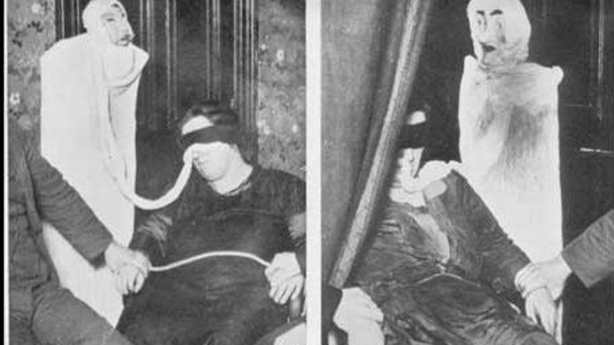 Actuación de Helen durante sus sesiones, con gasas simulando ectoplasmas y marionetas, sus contactos del 'más allá'.