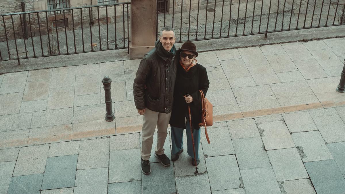Gorka acompaña a su madre Arrate en su lucha por mantener vivos sus recuerdos.