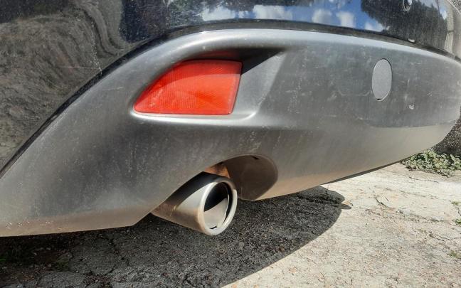 Imagen de archivo del tubo de escape de un vehículo.