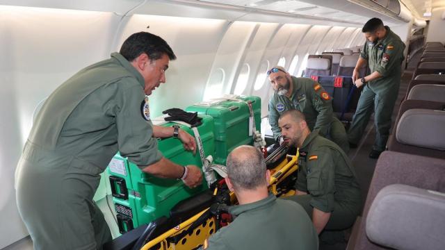 Interior del avión medicalizado para la repatriación de Álex.
