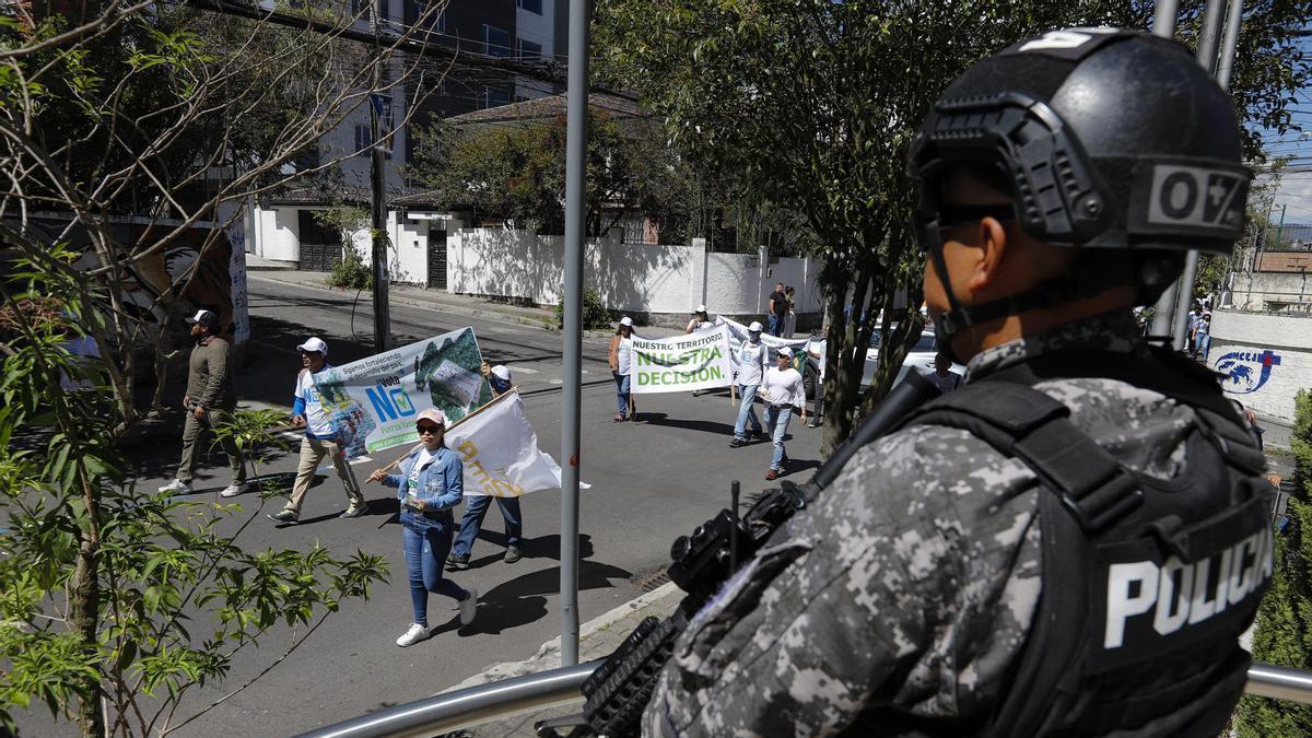 Marcha en Ecuador contra la detención de la explotación petrolera en Yasuní y la prohibición de la minería en Chocó Andino.
