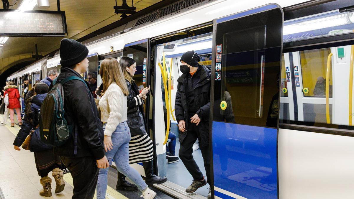 Varias personas suben y bajan de un metro en Madrid.