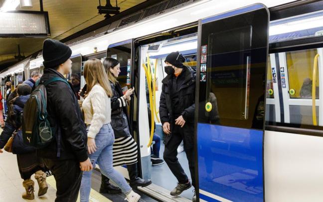 Varias personas suben y bajan de un metro en Madrid.