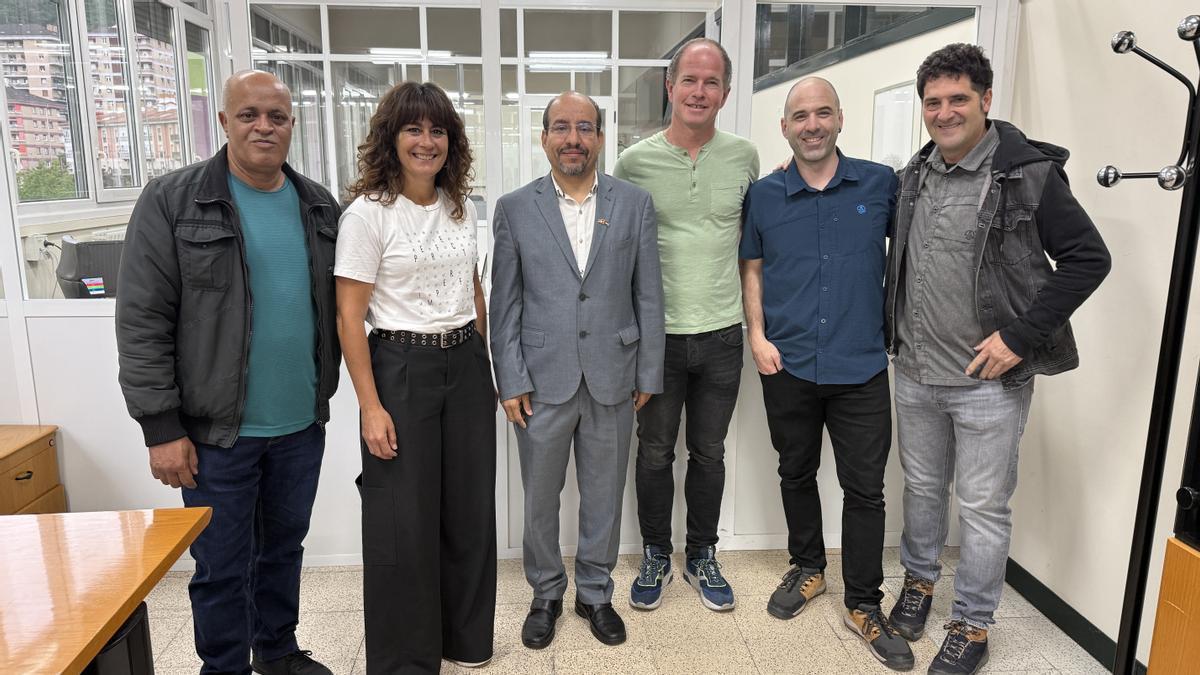 Mujtar Saleh Saleh, Mireia Muruamendiaraz, Mujtar Lebohi (nuevo delegado del Frente Polisario en Euskadi), Illart Azkarate, Beñat Irazabal y Gaizka Eraña.