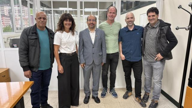 Mujtar Saleh Saleh, Mireia Muruamendiaraz, Mujtar Lebohi (nuevo delegado del Frente Polisario en Euskadi), Illart Azkarate, Beñat Irazabal y Gaizka Eraña.