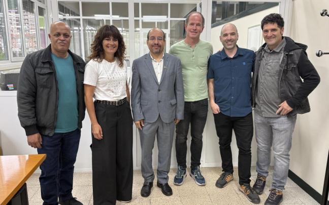 Mujtar Saleh Saleh, Mireia Muruamendiaraz, Mujtar Lebohi (nuevo delegado del Frente Polisario en Euskadi), Illart Azkarate, Beñat Irazabal y Gaizka Eraña.
