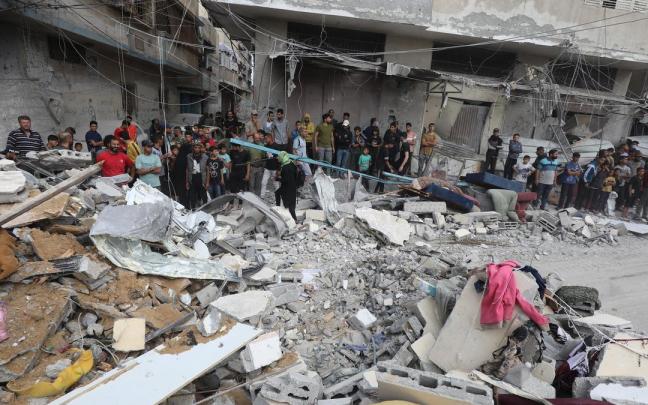 Gazatíes, en un edificio destruido por un ataque israelí en Nuseirat, en una imagen de archivo.