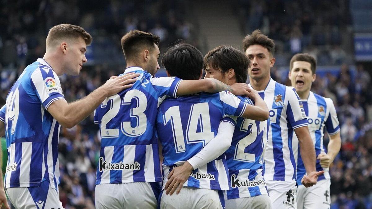 Los jugadores de la Real celebran el gol que marcó Kubo el domingo pasado, el primero que anotó el conjunto txuri-urdin ante el Elche en Anoeta.