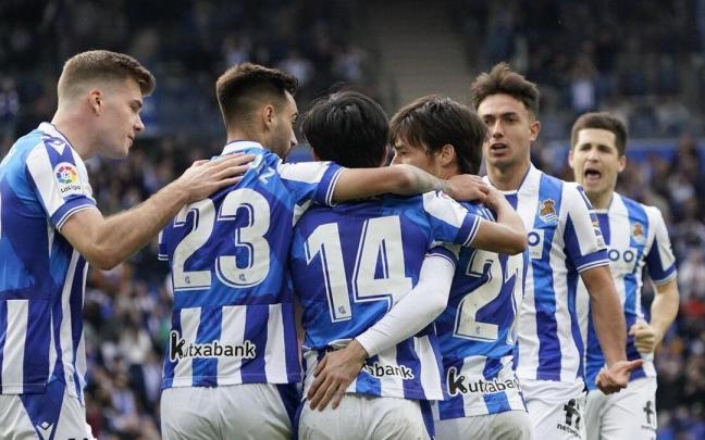 Los jugadores de la Real celebran el gol que marcó Kubo el domingo pasado, el primero que anotó el conjunto txuri-urdin ante el Elche en Anoeta. Los jugadores de la Real celebran el gol que marcó Kubo el domingo pasado, el primero que anotó el conjunto txuri-urdin ante el Elche en Anoeta.