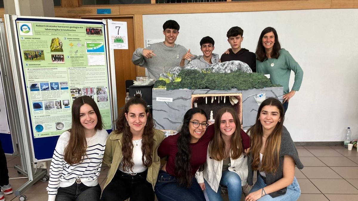 Lehiaketan irabazle suertatu diren Oñati Institutuko ikasleak.