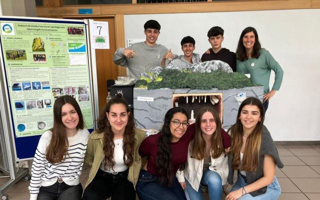 Lehiaketan irabazle suertatu diren Oñati Institutuko ikasleak.