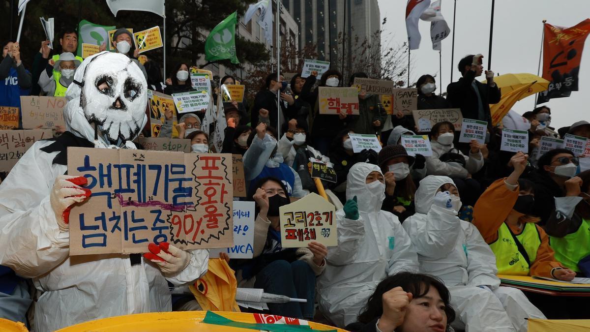 Protestas contra las centrales nucleares para recordar la catástrofe de Fukushima.