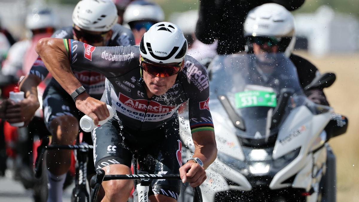 Van der Poel se refresca durante la travesía.