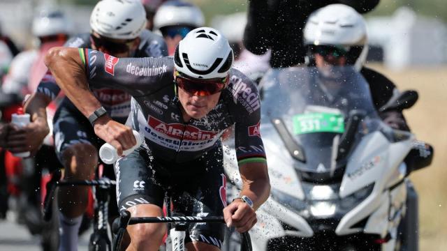 Van der Poel se refresca durante la travesía. / Efe Van der Poel se refresca durante la travesía.