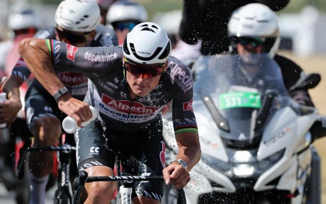 Van der Poel se refresca durante la travesía. / Efe Van der Poel se refresca durante la travesía.
