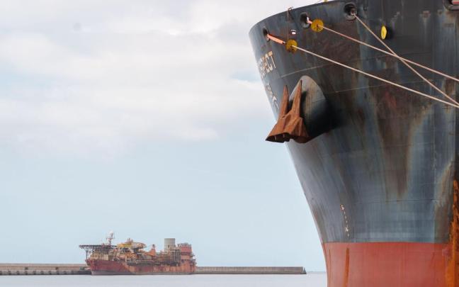 La llegada del buque está prevista para esta misma madrugada, cuando fondeará en aguas abrigadas dentro de las instalaciones del puerto de Granadilla.