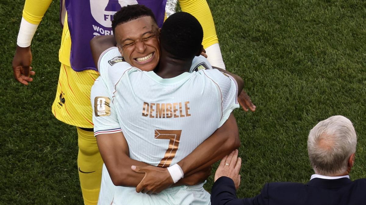 Kylian Mbappé y Ousmane Dembélé se abrazan tras avanzar a las semifinales del Mundial.