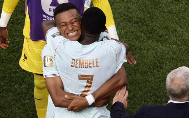 Kylian Mbappé y Ousmane Dembélé se abrazan tras avanzar a las semifinales del Mundial.