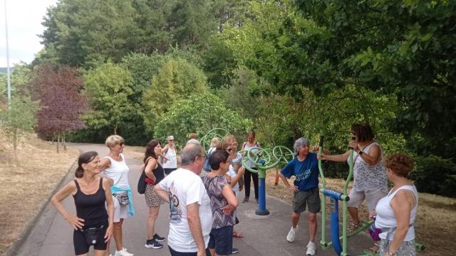 Participantes en uno de los paseos saludables organizados dentro de 'AtxabaltaMugi'.