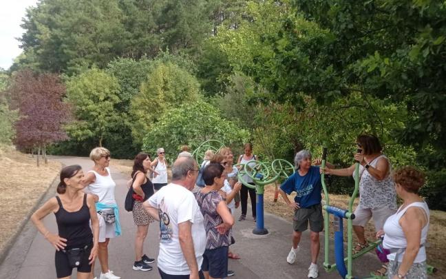 Participantes en uno de los paseos saludables organizados dentro de 'AtxabaltaMugi'.