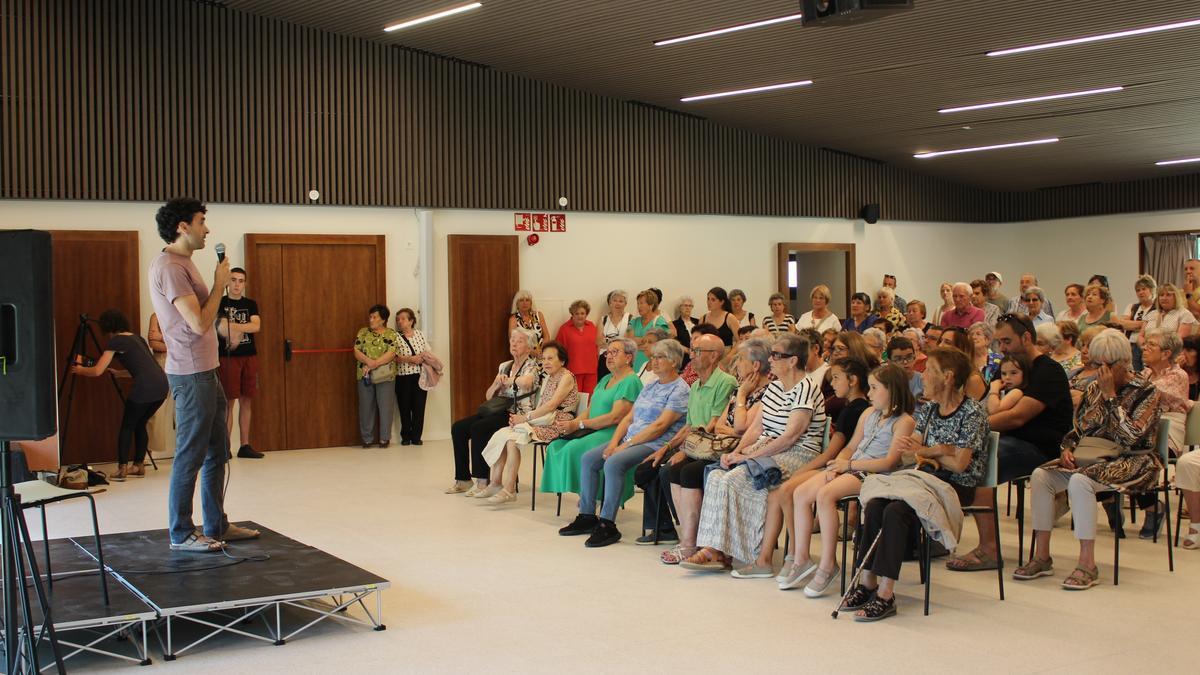 El alcalde, Garikoitz Iturbe, en la presentación de la nueva infraestructura de usos múltiples que se abre al pueblo.