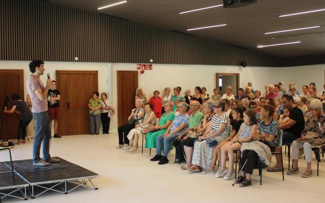 El alcalde, Garikoitz Iturbe, en la presentación de la nueva infraestructura de usos múltiples que se abre al pueblo.