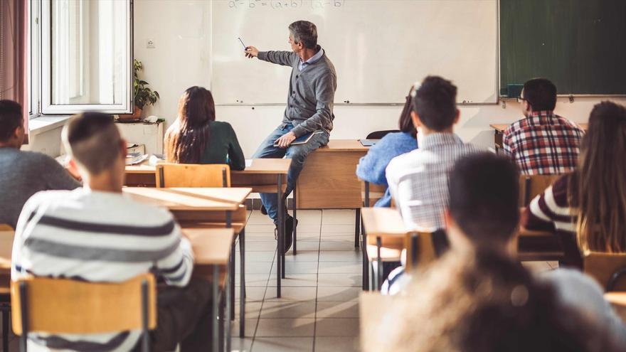 Un profesor da clase en un instituto de Secundaria.