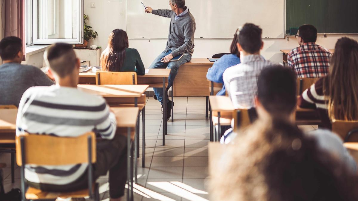 Un profesor da clase en un instituto de Secundaria.