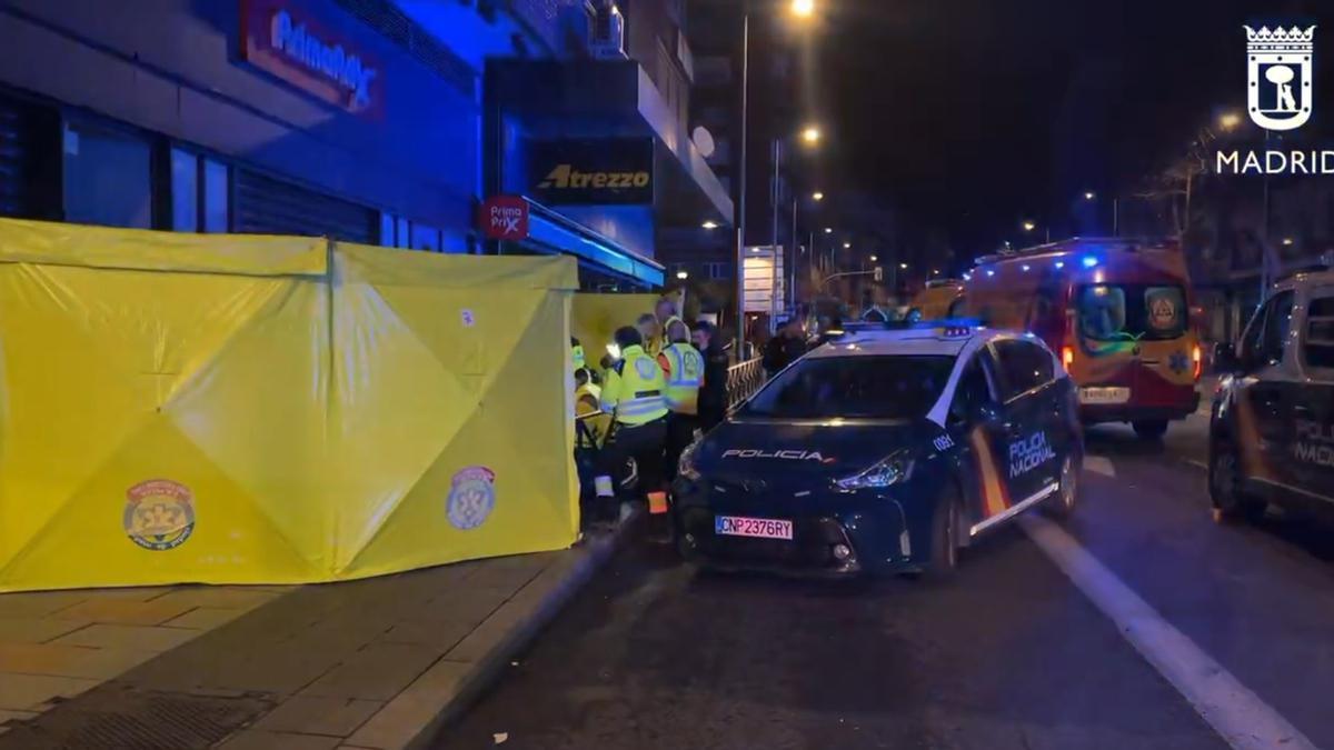 Policía y ambulancias en el lugar de los hechos.