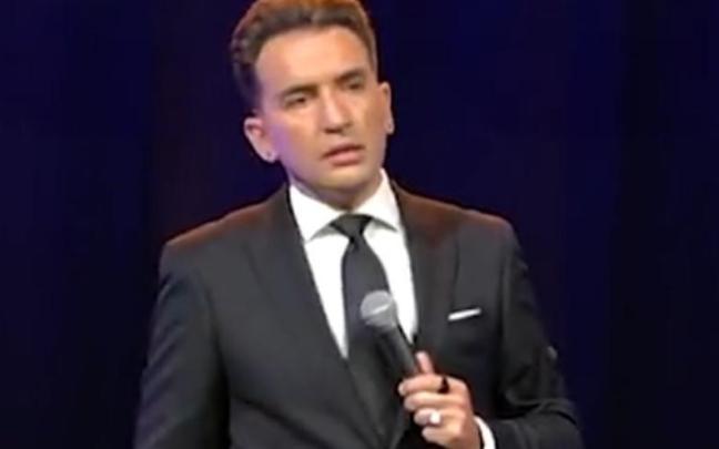 Miguel Lago, que recientemente se ha quitado la barba, en su monólogo.