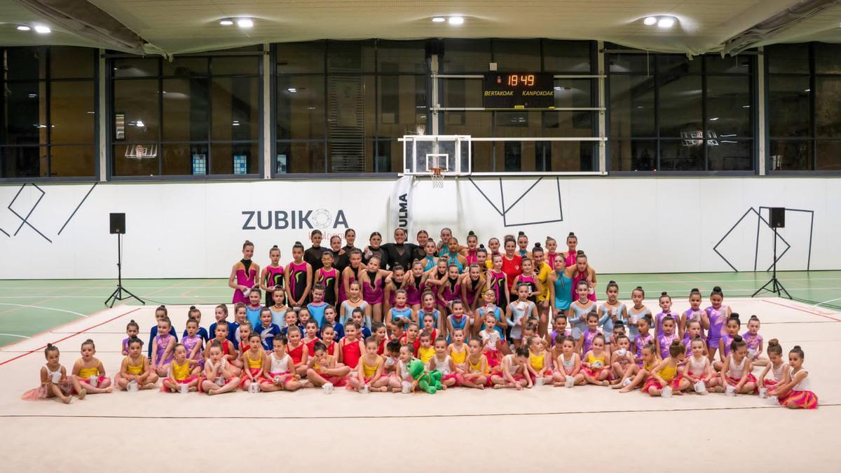 Foto de familia de las gimnastas del Aloña durante una de sus exhibiciones.