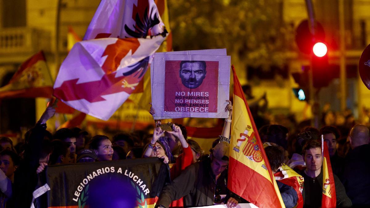 Participantes en la protesta frente a Ferraz.