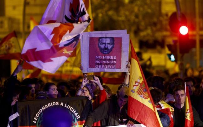 Participantes en la protesta frente a Ferraz.
