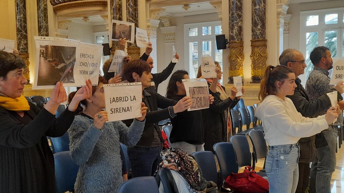 Representantes de distintos colectivos que trabajan con personas sin hogar, en el Pleno