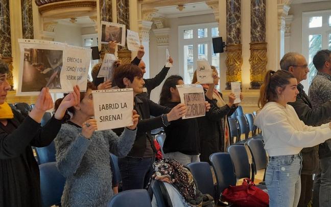 Representantes de distintos colectivos que trabajan con personas sin hogar, en el Pleno